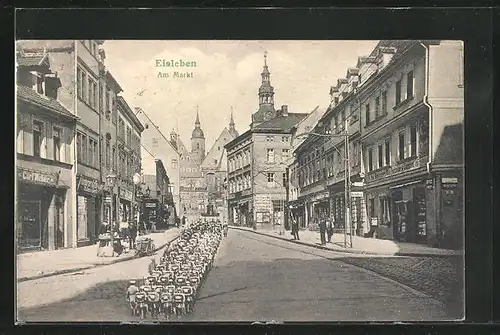 AK Eisleben, Strasse am Markt mit Kirche