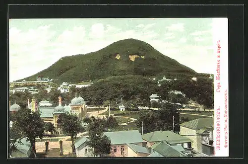 AK Schelesnowosk, Ortspartie mit Berg