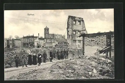 AK Rethel, Soldaten mit Passanten bei Ruinen
