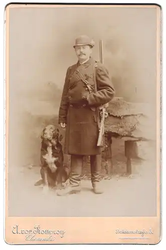 Fotografie A. von Rouvroy, Chemnitz, Jäger mit Gewehr - Flinte & Jagdhund - Bluthund