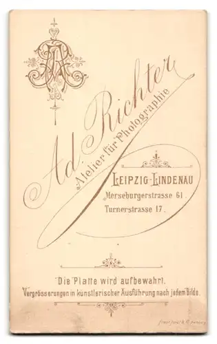 Fotografie Ad. Richter, Leipzig-Lindenau, Merseburgerstr. 61, Schulknabe mit Zuckertüte am Tag der Einschulung