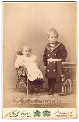 Fotografie Albert Meyer, Berlin-W, Potsdamerstrasse 125, Portrait modisch gekleideter Junge mit Schwesterchen