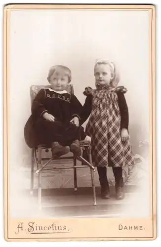 Fotografie H. Sincelius, Dahme / Mark, Portrait kleines Mädchen im karierten Kleid mit Schwesterchen