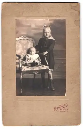 Fotografie Hans Kastel, Minden, Kl. Domhof 11, Portrait kleines Mädchen im modischen Kleid mit Baby