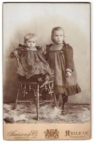 Fotografie Samson & Co., Halle a / S., Poststrasse 9-10, Portrait kleines Mädchen im modischen Kleid mit Kleinkind