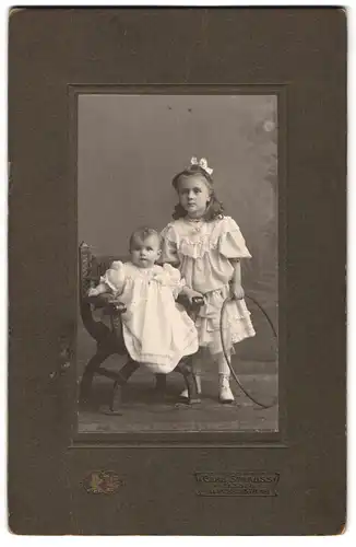 Fotografie Carl Strauss, Kassel, Leipzigerstrasse, Portrait kleines Mädchen im hübschen Kleid mit Baby und Reifen