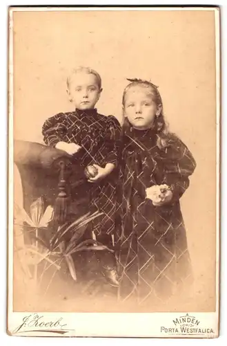Fotografie J. Zoerb, Minden, Marienwallstrasse 1, Portrait kleines Mädchen und Schwesterchen in modischen Kleidern