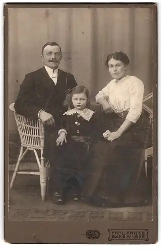 Fotografie Karl Kruse, Burg, Schartauer-Strasse 4, Portrait bürgerliches Paar mit kleiner Tochter