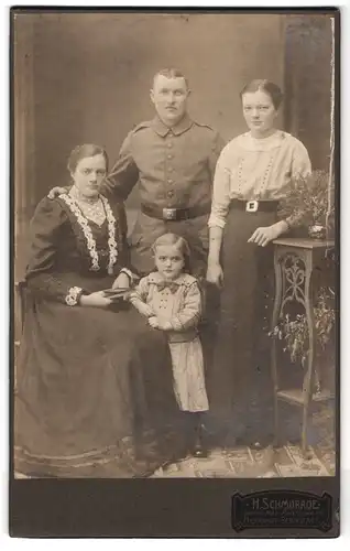 Fotografie H. Schmorrde, Herrnhut, Portrait Soldat in Uniform mit seiner Familie