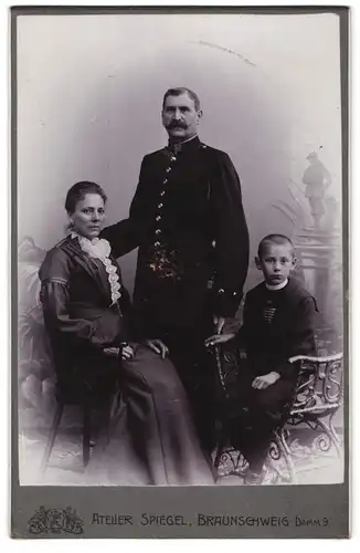 Fotografie Atelier Spiegel, Braunschweig, Damm 9, Portrait Soldat in Uniform mit Frau und Kind