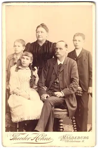 Fotografie Theodor Höhne, Magdeburg, Ullrichstrasse 18, Portrait älteres Ehepaar mit drei Kindern in hübscher Kleidung