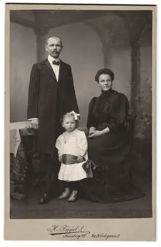 Fotografie H. Föppel, Annaberg i / S., Gr. Kirchgasse 5, Portrait bürgerliches Paar mit kleiner Tochter