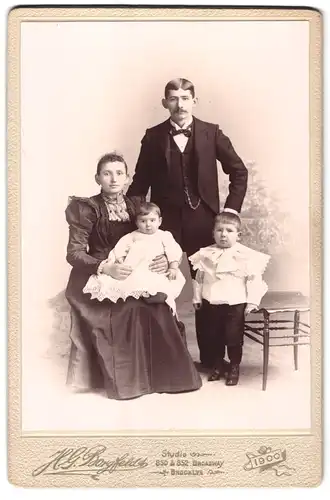 Fotografie H. G. Borgfeldt, Brooklyn, 850 & 852 Broadway, Portrait bürgerliches Paar mit kleinem Sohn und Baby