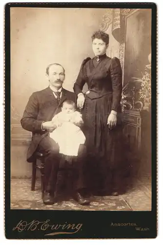 Fotografie D. B. Ewing, Anacortes, Wash., Portrait bürgerliches Paar mit einem Baby