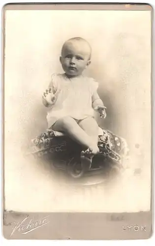 Fotografie Victoire, Lyon, Portrait niedliches Kleinkind im weissen Hemd mit nackigen Füssen
