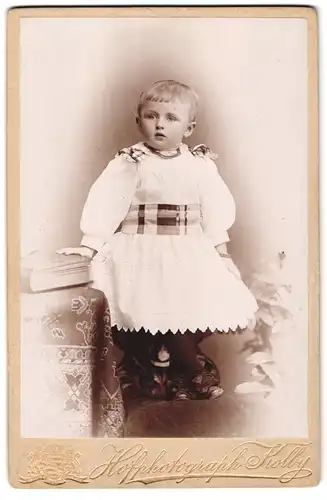 Fotografie J. F. Kolby, Chemnitz, König-Strasse 21, Portrait kleines Mädchen im weissen Kleid