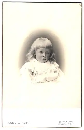 Fotografie Axel Larson, Göteborg, Portrait kleines Mädchen im hübschen Kleid