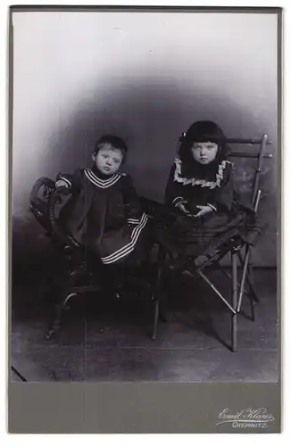Fotografie Emil Klaus, Chemnitz, Reitbahnstrasse 22, Portrait zwei kleine Mädchen in hübschen Kleidern mit Ball