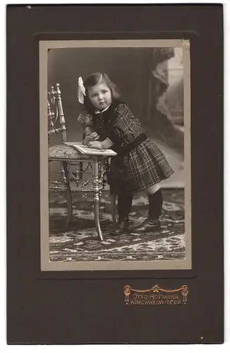 Fotografie Otto Hofmann, Kirchheim-Teck, Portrait kleines Mädchen im karierten Kleid mit Buch