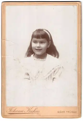 Fotografie Johann Kuhn, Mähr. Trübau, Portrait junges Mädchen im hübschen Kleid
