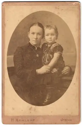 Fotografie H Mehlert, Itzehoe, Breitestrasse 14, Portrait bürgerliche Dame mit kleinem Mädchen im Arm