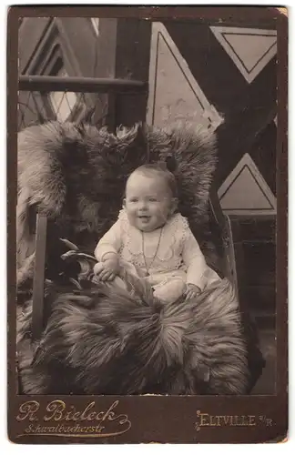 Fotografie R. Bieleck, Eltville a / R., Schwalbacherstrasse, Portrait niedliches Baby in hübscher Kleidung