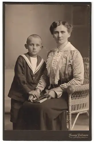 Fotografie Franz Vollmer, Lüneburg, Portrait bürgerliche Dame mit kleinem Jungen und Buch