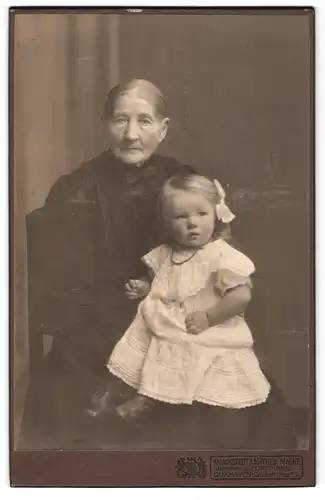 Fotografie Knackstedt & Näther Nachf., Cuxhaven, Deichstrasse 17, Portrait ältere Dame mit Kleinkind auf dem Schoss