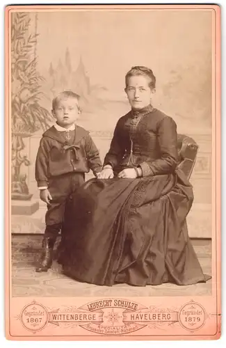 Fotografie Lebrecht Schulze, Wittenberge, Portrait bürgerliche Dame mit kleinem Jungen an der Hand