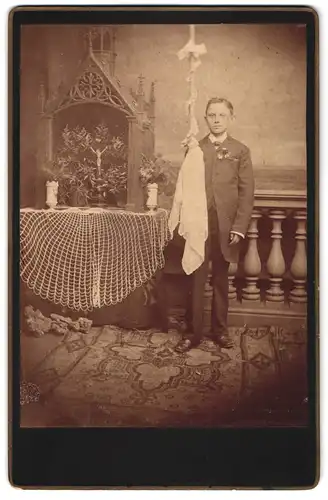 Fotografie unbekannter Fotograf und Ort, Portrait Kommunikant mit Kerze