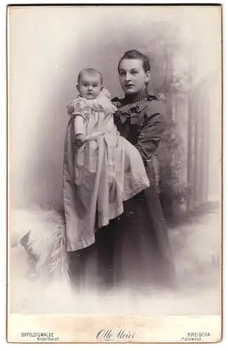 Fotografie Otto Meier, Dippoldiswalde, Niederthorstrasse, Hübsche Bürgerliche mit ihrem Baby
