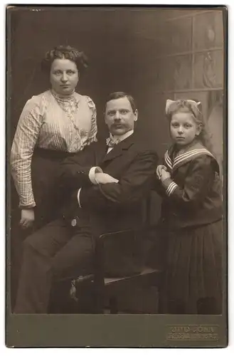 Fotografie Otto John, Dresden, Holbeinstrasse 95, Gutbürgerliches Paar mit Tochter im Matrosenhemd