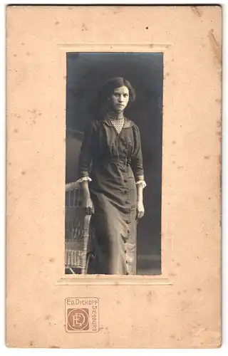 Fotografie Ed. Dickopf, Siegburg, Hübsche schlanke Frau in elegantem Kleid