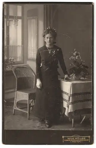 Fotografie Wilh. Müller, Hof a. S., Hübsche junge Frau mit Blumenschmuck im Haar