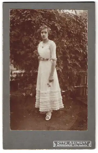 Fotografie Otto Asimont, Geringswalde, Bildhübsches Mädchen in weissem Kleid