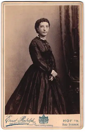 Fotografie Ernst Rudolph, Hof i. B., Bürgerliche in prächtigem Kleid