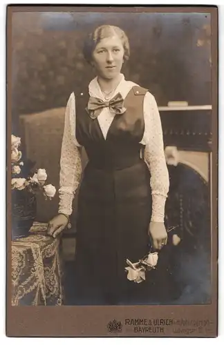 Fotografie C. Fr. Ramme & Gg. Ulrich, Bayreuth, Ludwigstrasse 26, Junge Frau in adrettem Kleid mit Rosen