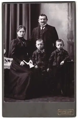 Fotografie Conrad Lucke, Weissenfels, Gutbürgerliches Paar mit seinen Söhnen