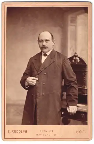 Fotografie E. Rudolph, Hof, Glatzköpfiger Herr in elegantem Mantel