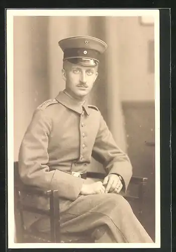 Foto-AK Uniformfoto von deutschem Soldat mit Schirmmütze