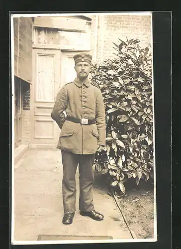 Foto-AK Uniformfoto von deutschem Soldat mit Krätzchen