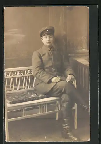 Foto-AK Uniformfoto von deutschem Soldat in Feldgrau