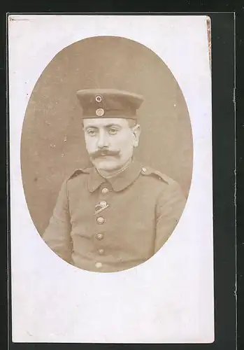 Foto-AK Uniformfoto von deutschem Soldat mit Krätzchen