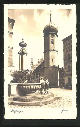 AK Bregenz, Knaben am Brunnen gegen Kirche