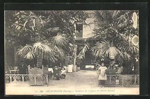 AK Les Échelles, Intérieur de la Cour de l`Hôtel Durand