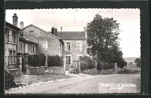 AK Menil la Horgne, Strassenpartie am Ortrand