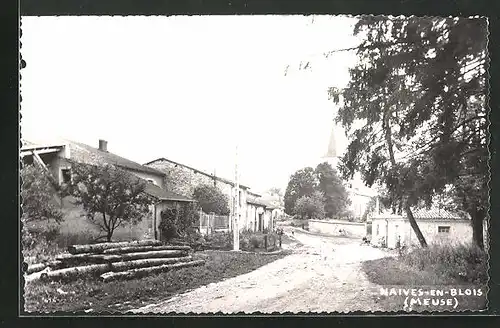 AK Naives-en-Blois, Strasse mit Blick zur Kirche