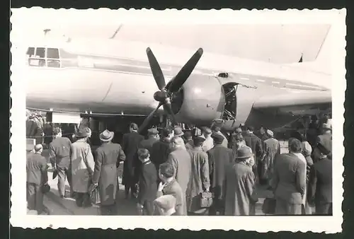 Fotografie Leipzig Frühjahrsmesse 1957, Besucher bestaunen Flugzeug