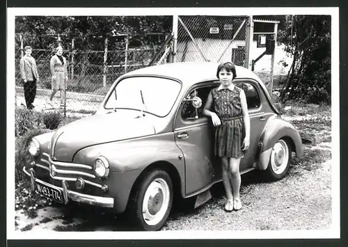 Fotografie Auto Renault 4CV, Mädchen lehnt am PKW