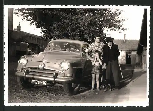 Fotografie Auto Simca, Familie mit Hund neben PKW mit Kennzeichen Wien